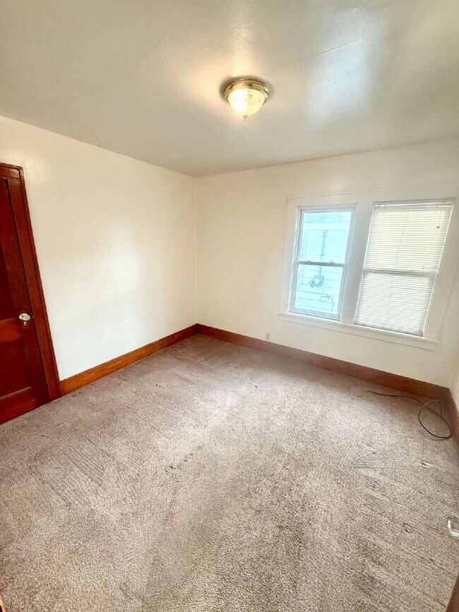 Building Photo - 3 Bedroom with a bonus room, 1 Bath Available!