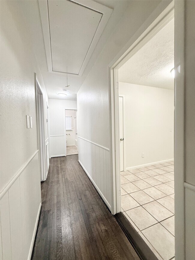 Building Photo - 523 Wisteria St