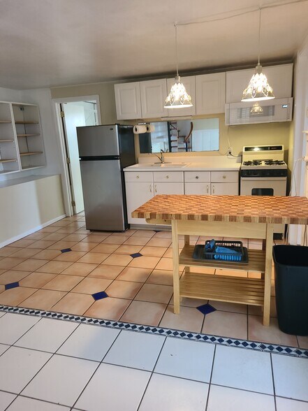 Building Photo - 5831 Adelaide Ave