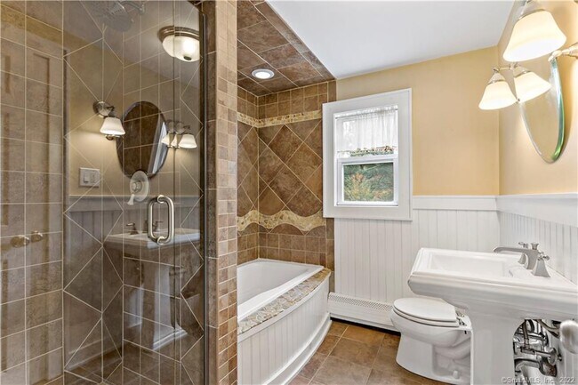 Building Photo - 4 Woodvale Rd Ext