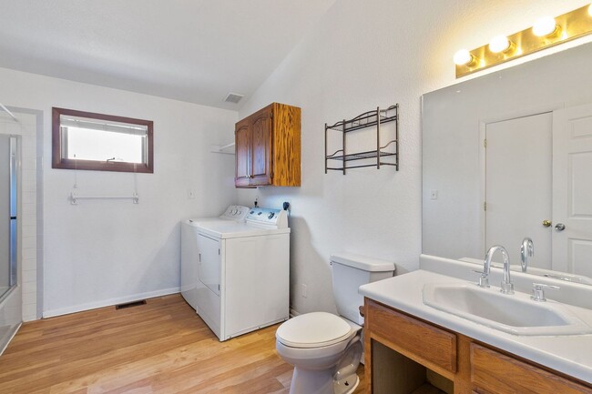 Building Photo - 833 Ponderosa Dr