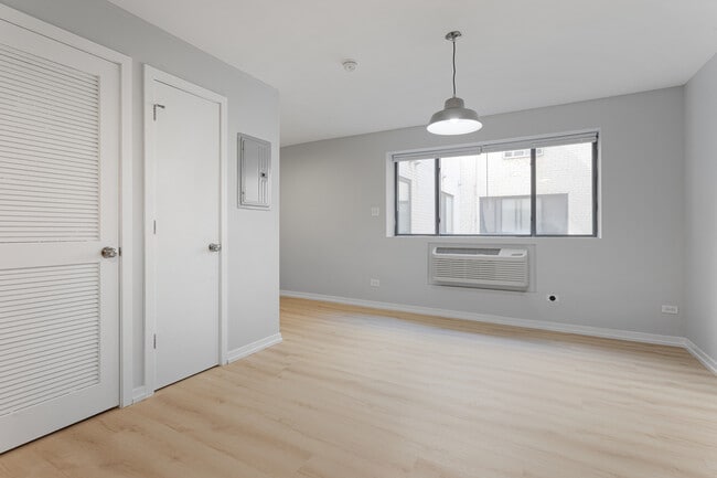 Building Photo - 5411 N Winthrop Ave