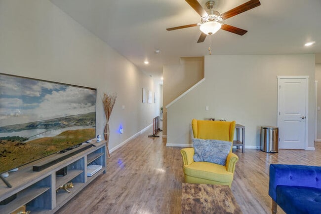 Building Photo - NEWER THREE BEDROOM IN ORCHARDS
