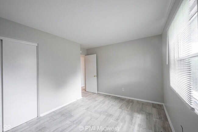 Building Photo - 5820 Grandview Dr
