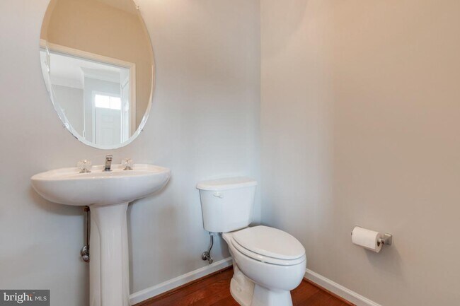 Building Photo - Spacious 3-level townhome with a 2-car garage in the desirable South Riding community.