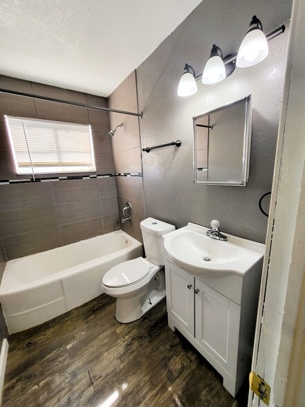 Building Photo - 127 20th Plz