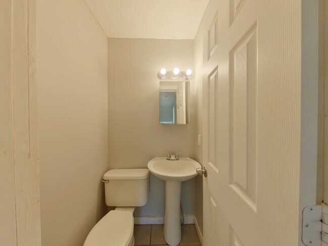 Building Photo - 3 Bedroom Home