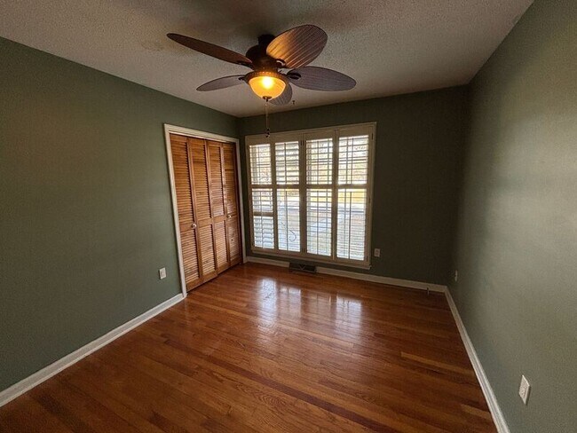 Building Photo - 5327 Chantilly Ln