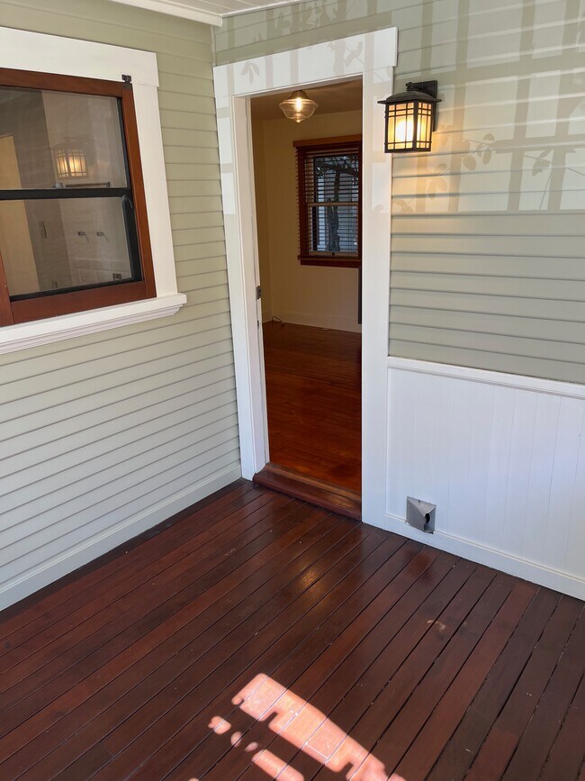 Building Photo - 135 E Ave 42