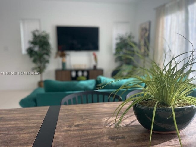 Building Photo - 302 NW 11th Ct