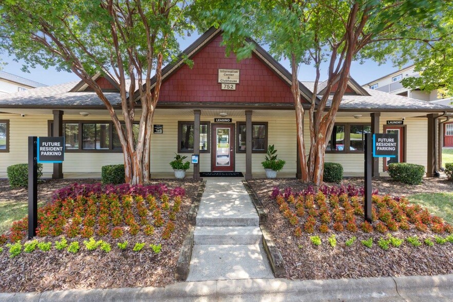 Primary Photo - Gable Oaks Apartment Homes