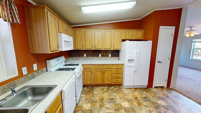 Building Photo - Unfurnished 2 bedroom home with large yard