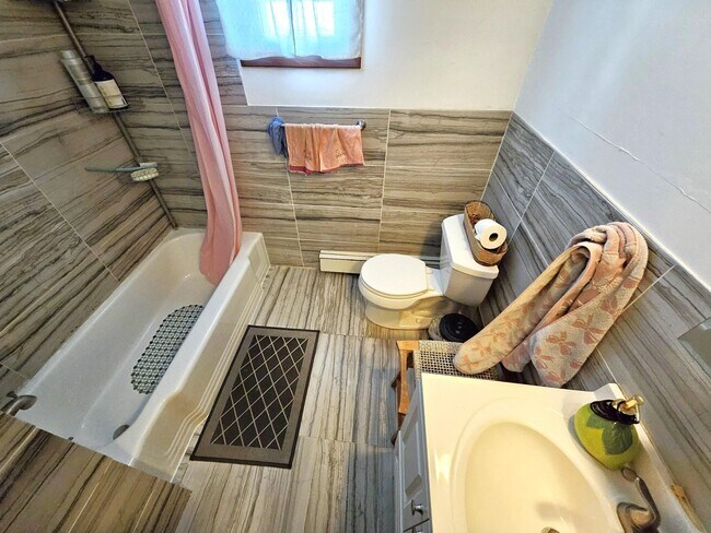 Building Photo - 775 3rd St