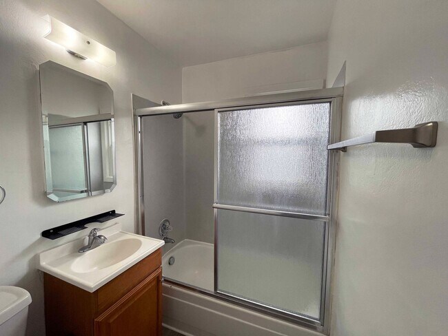 Building Photo - Charming Second Floor 1-Bedroom Close to Peninsula Park!