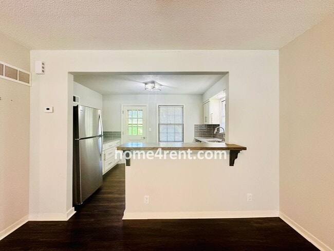 Building Photo - Updated Kitchen w/ Granite Counters, Subway Tile, SS Appliances