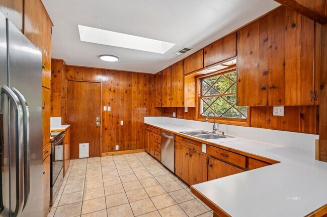 Building Photo - 54025 Strawberry Valley Dr