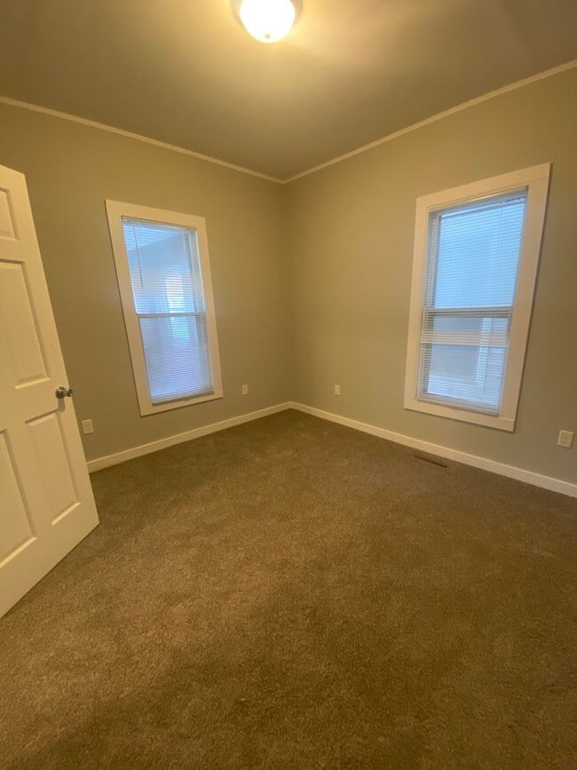 Building Photo - SW 2 bedroom home with many updates.