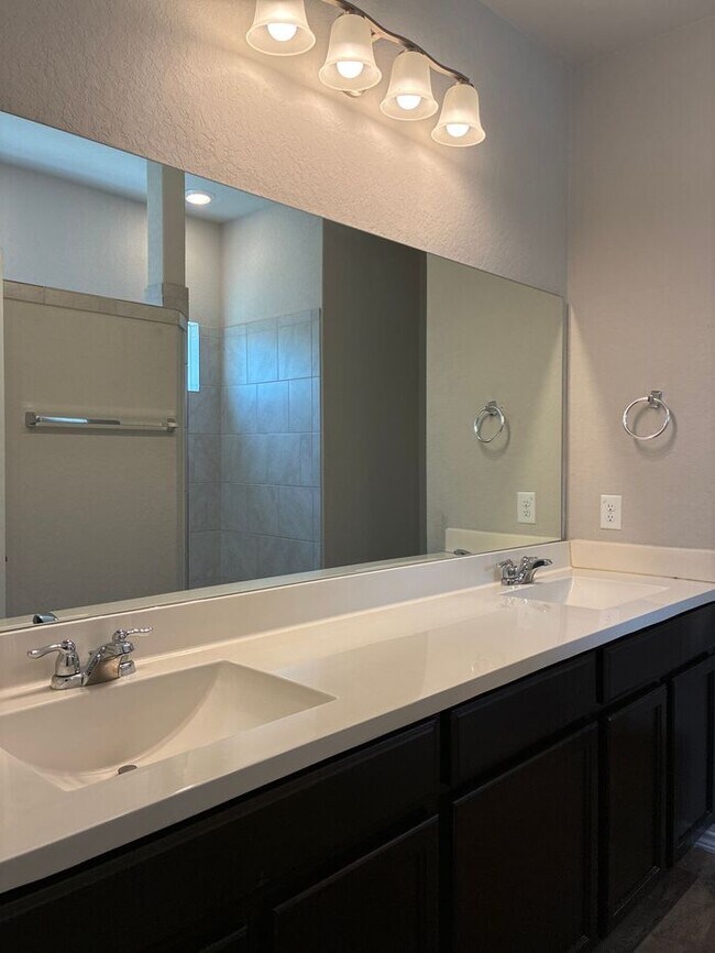 Building Photo - Charming 4 beds 2.5 baths in San Antonio!