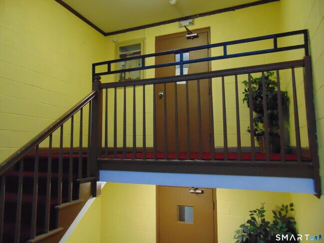 Building Photo - 87 Meadow St