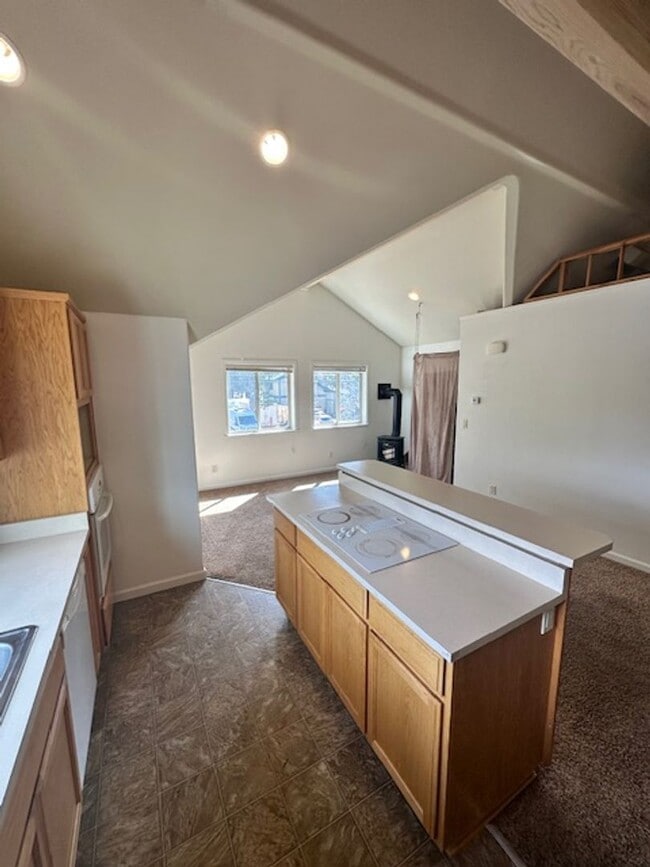 Building Photo - Super cute upstairs apartment available soon for viewing and renting!! Call me today to view and ...