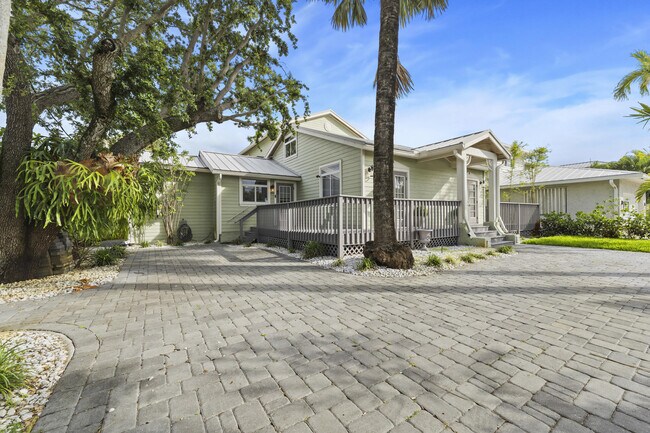 Building Photo - 122 S Lake Dr