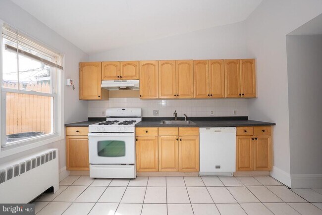 Building Photo - 217 Dupont St