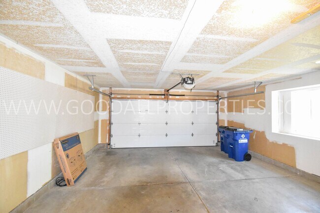 Building Photo - 2 Bedroom 2 bath Town Home in West Des Moines