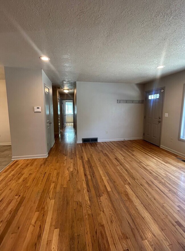 Building Photo - Three Bedroom Home (NE Salem)- W/D Hookup & Fenced Backyard