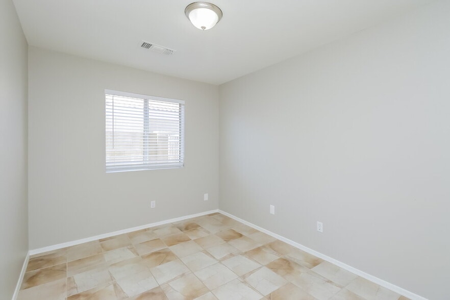 Building Photo - 851 E Boston St