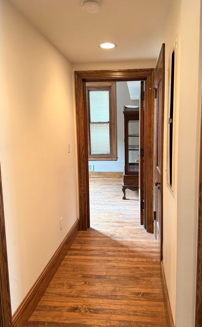 Building Photo - Beautiful and Spacious 3 BDRM 2 BATH Unit in the Heart of Public Square