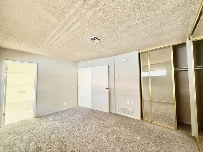 Building Photo - AVAILABLE NOW!! LOVELY 1 Bedroom 1 Bathroom 55+ Apartment in Palm Desert!