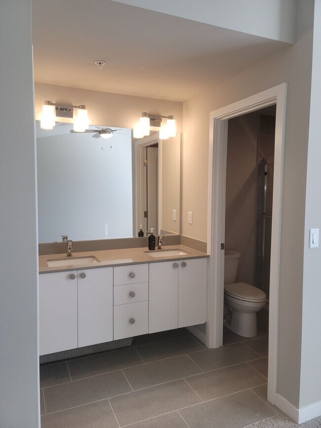 Building Photo - Stunning Tri Level 3/2.5 Townhome in the G...