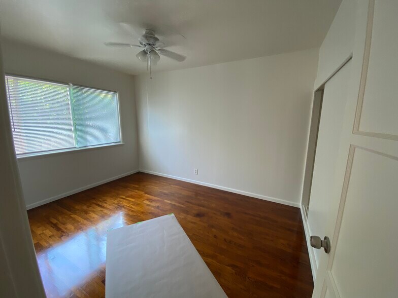 Front bedroom - 935 Victoria Ave
