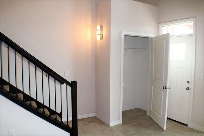 Building Photo - $2,000 | 3 Bedroom, 3 Bathroom TOWN HOME | PET Friendly* | Sublease* | Available for August 1st, ...