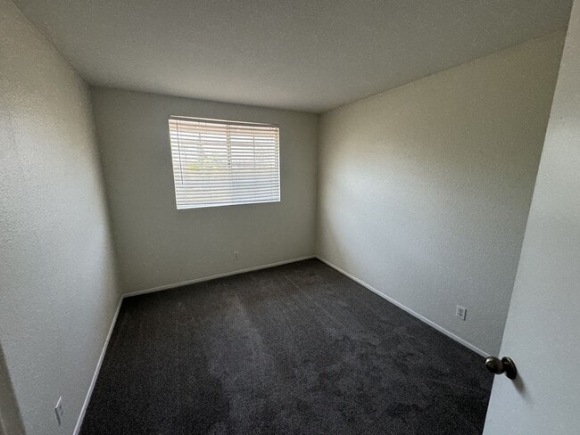 Building Photo - 4 bed 3 full bath house with 3 car attache...