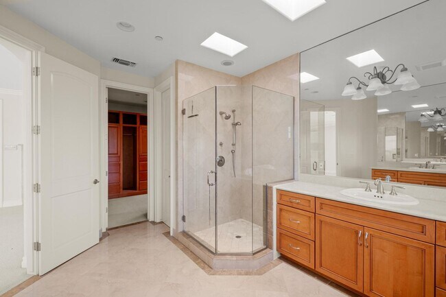 Building Photo - Stunning 4 bed, 4.5 bath home located on a quiet and highly desirable street in Redondo Beach