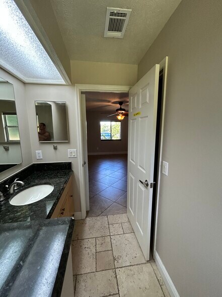 Master bath - 873 Lake Marion Dr