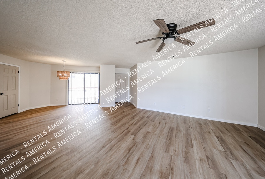 Building Photo - 9151 W Greenway Rd