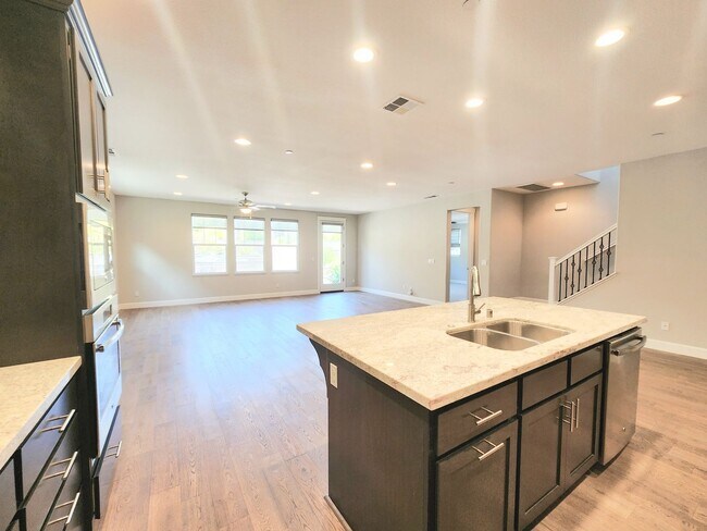 Building Photo - Spacious 5 bedroom house