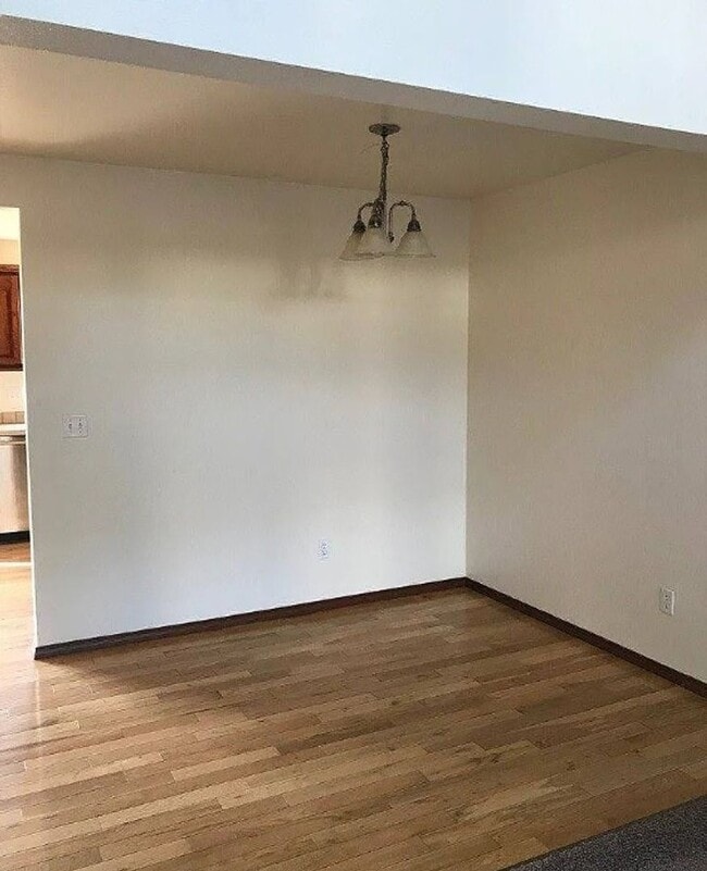 Building Photo - Burlington 3 Bed 2.5 Bath