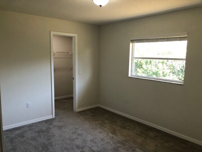 Building Photo - Spacious & Stylish 4-Bedroom Home – Prime ...
