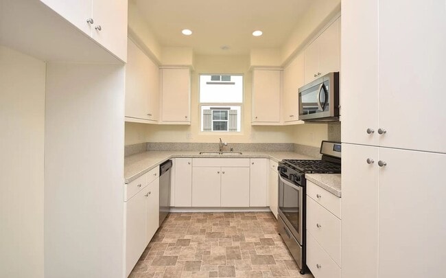 Building Photo - Newly Renovated Spacious 3 Bedroom Available for Rent Today! Don't Miss your chance!! Rent Today!!