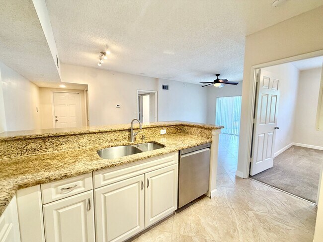 Building Photo - ** NAPOLI ** 2 BED / 1 BATH - CONDO - GREA...