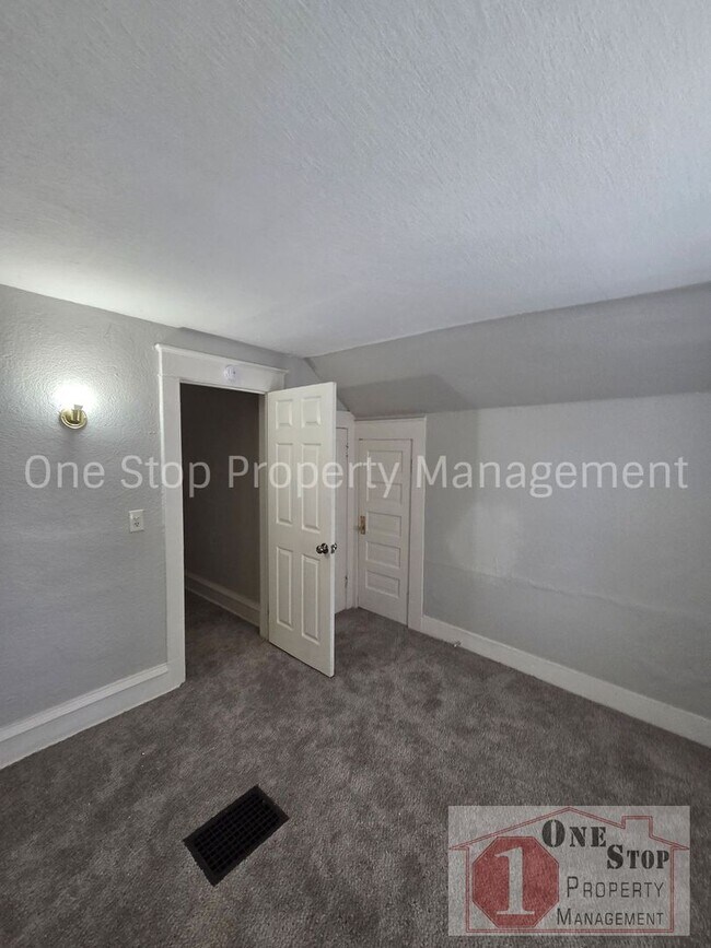 Building Photo - Spacious 3 bedroom/ 2 bathroom in Kansas City!