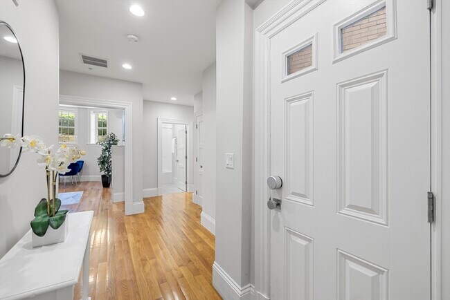 Building Photo - 1248 Beacon St