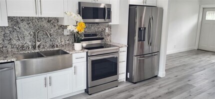 Building Photo - 3421 NE 5th Ave