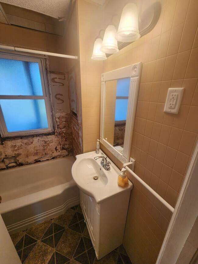 Building Photo - Charming 2bd Home in Roseville- Close to E...