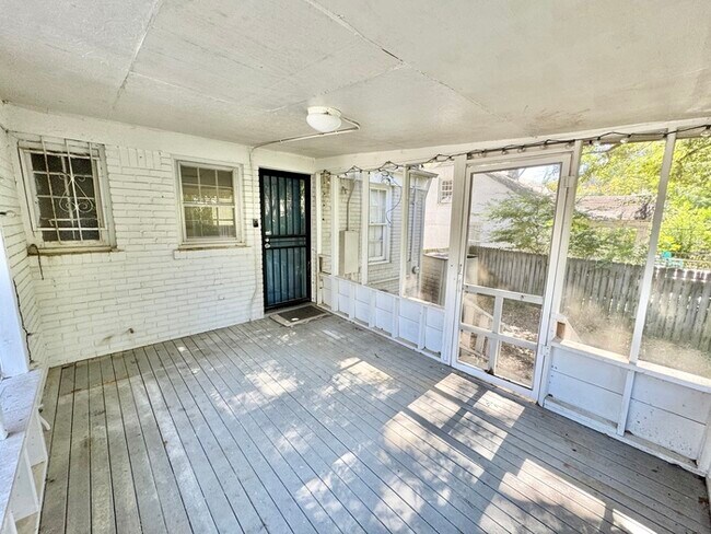 Building Photo - 163 S Fenwick Rd