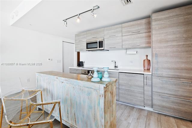 Building Photo - 650 NE 32nd St