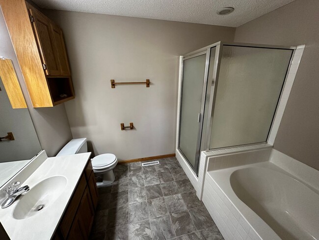 Building Photo - 402 Creekside Dr